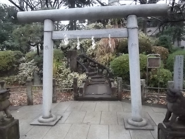 鳩森八幡宮　富士塚入口
